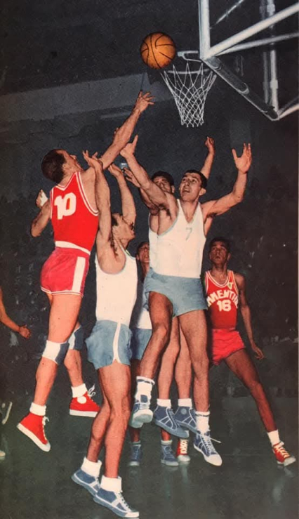 Gamba e Masini a rimbalzo contro Dinamo Tiblisi nel 1963